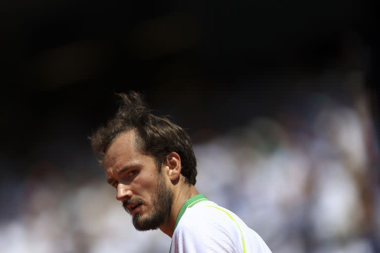 Poco le duró a Medvedev el romance con las canchas lentas: se fue en su debut de Roland Garros