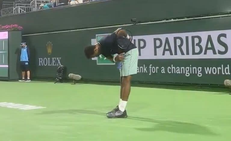 Gaël Monfils responde con una reverencia a la aclamación del público por el punto que le ganó espectacularmente a Hubert Hurkacz en el Masters 1000 de Indian Wells; el público quedó definitivamente del lado del francés en el partido.