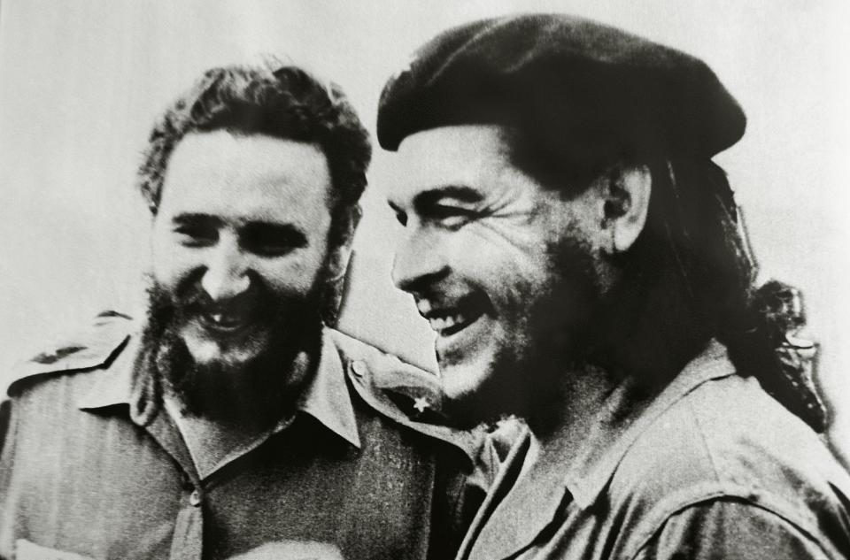 Cuban politician and revolutionary Fidel Castro left, and Che Guevara. (Photo: DeAgostini/Getty Images)