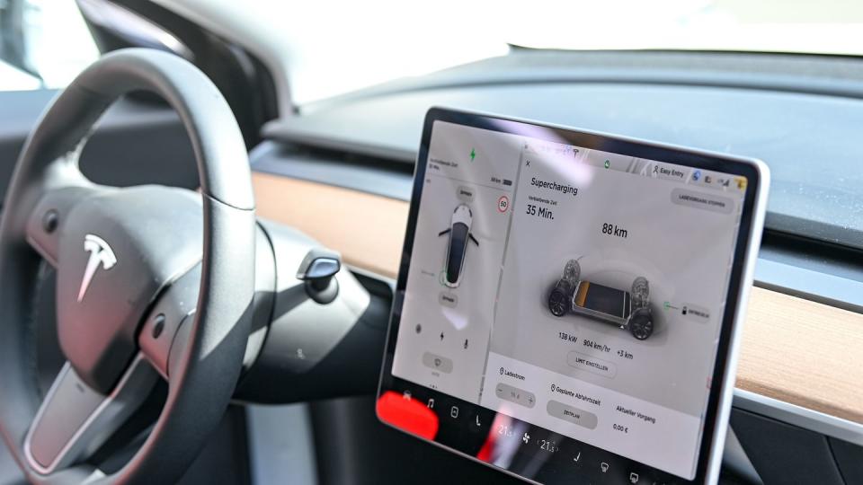 Auf einem Display im Cockpit eines Tesla ist das Ladeprogramm zu sehen