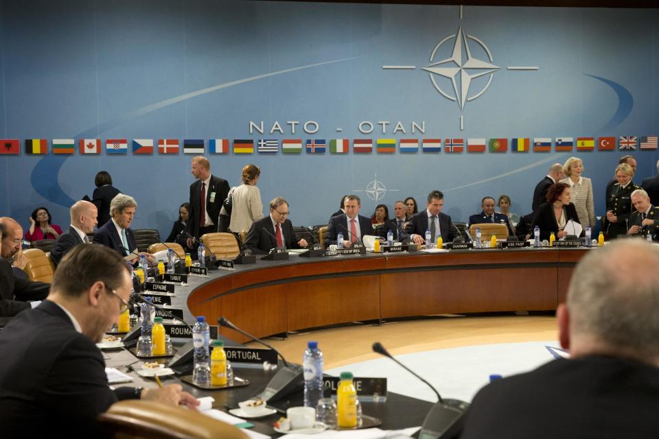 Los cancilleres de la OTAN participan en una reunión de la Comisión OTAN-Ucrania en la sede de la alianza en Bruselas, el martes 1 de abril de 2014. (Foto AP/Jacquelyn Martin, Pool)
