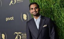 <p>Ansari hizo pública su opinión sobre Trump en un impactante ensayo en <i>The New York Times</i> . La estrella de <i>The master of none</i> tituló a su artículo: <i>¿Por qué Trump me hace temer por mi familia?</i>” y escribió: “Hoy en día, con el candidato presidencial Donald J. Trump y otros como él que arrojan expresiones de odio, el prejuicio está alcanzando nuevos niveles. Es visceral, y aterrador, y afecta a cómo las personas viven, trabajan y rezan. Me hace temer por mi familia”.</p>