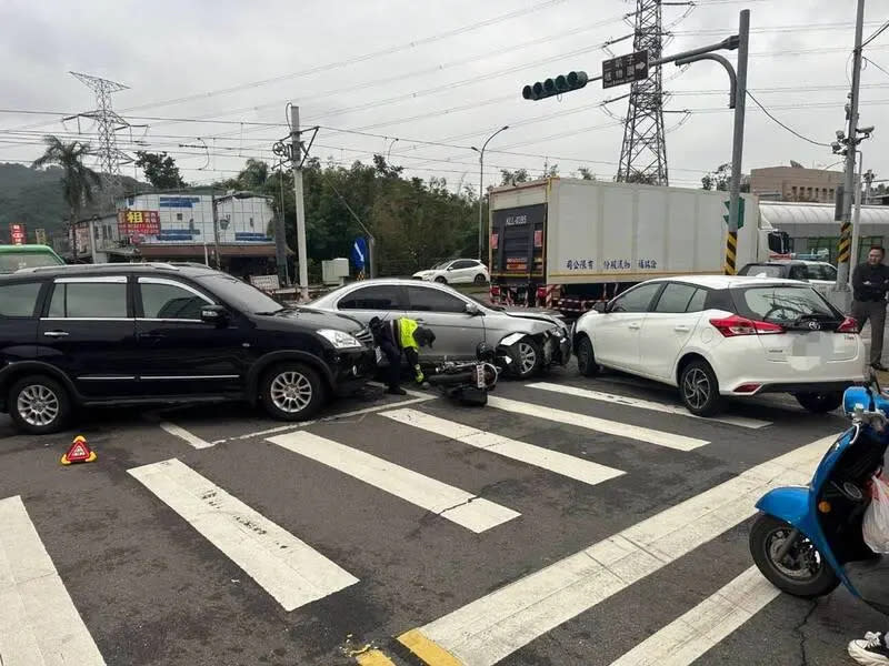 ▲新北市新店區昨天下午發生一起連環車禍。（圖／翻攝畫面）