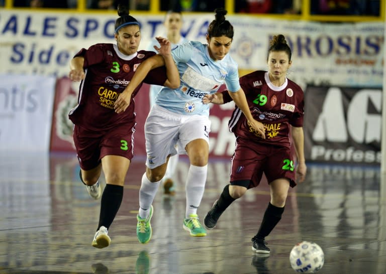 Lazio's Pamela Presto (C) vies with Sporting Locri's Maria Soto (L) and Noemi Viscoso (R) during the women's futsal match on January 10, 2016 at the Sport Centre in Locri, southern Italy