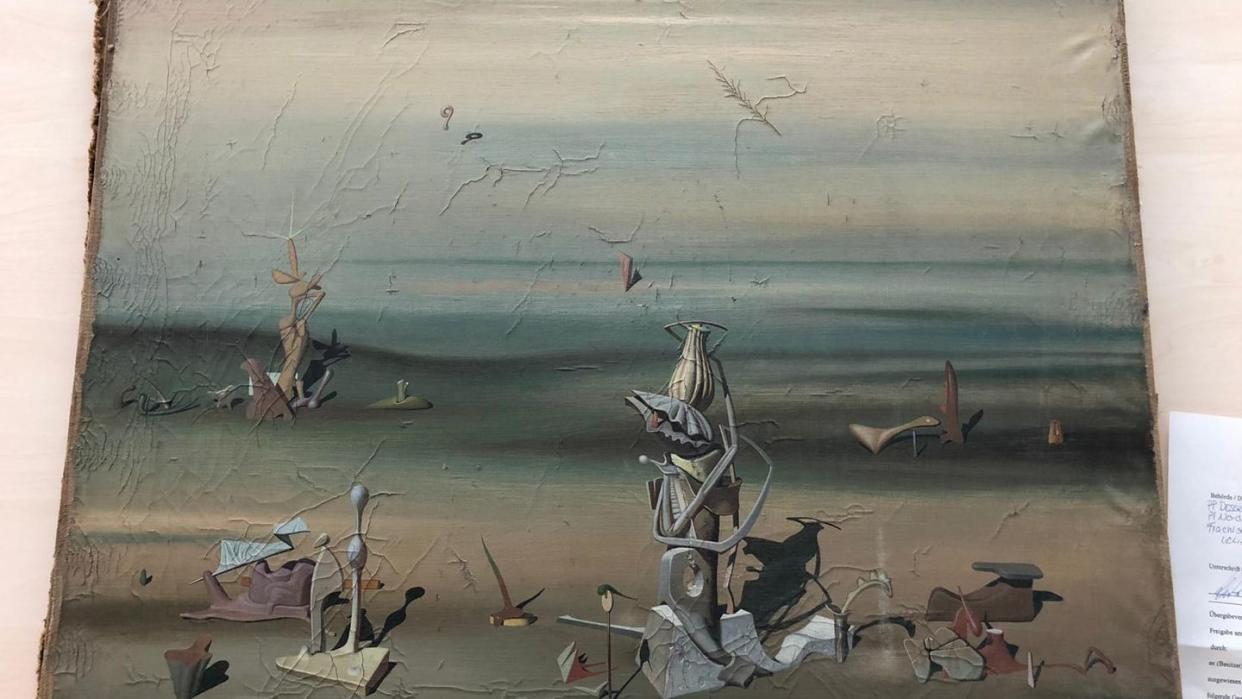 Das Gemälde des surrealistischen französischen Malers Yves Tanguy (1900-1955) hat die Polizei am Düsseldorfer Flughafen aus dem Altpapier gerettet.