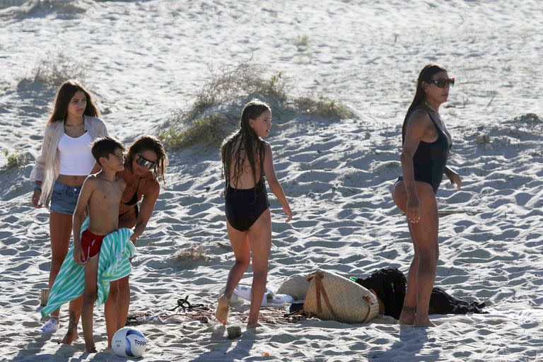 Florencia de la V y su amiga, la vedette y actriz uruguaya Claudia Fernández, disfrutaron de una tarde de playa junto a sus familias