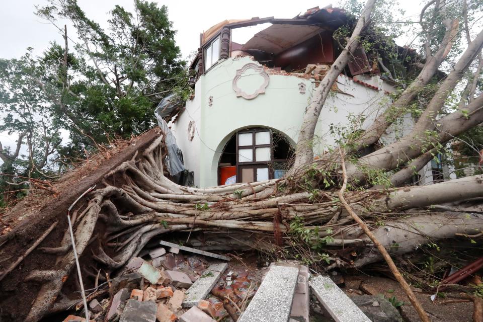 AME4766. LA HABANA (CUBA), 28/01/2019.- Fotografía de una vivienda afectada por la caída de árboles tras el paso de un tornado, este lunes, en La Habana (Cuba). Al menos tres personas han muerto y 172 han resultado heridas por un tornado que azotó esta madrugada la barriada de Regla, en La Habana, informó hoy el presidente de Cuba, Miguel Díaz-Canel. EFE/Ernesto Mastrascusa