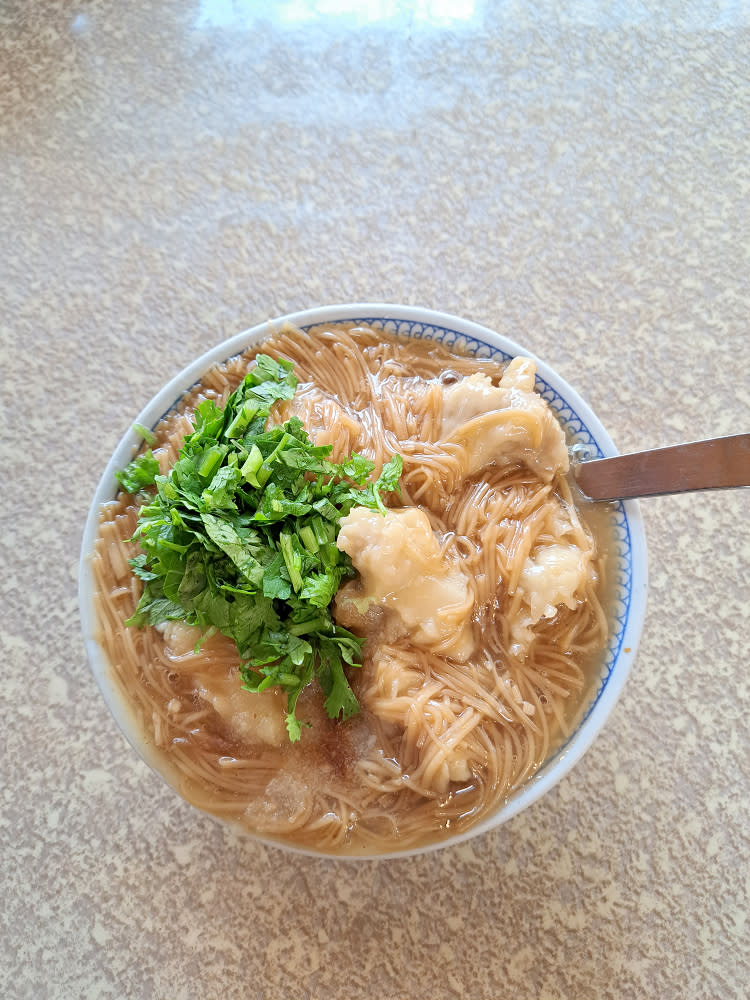 柴魚高湯底加上採用較粗的紅麵線，是我喜歡的滋味與口感。（攝影：Claire Chou）