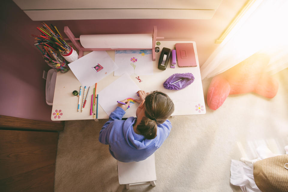 Kinder spielen gerne kreativ mit Farben und können das dank Airbrush-Set jetzt auf neue Art und Weise (Symbolfoto: Getty Images)