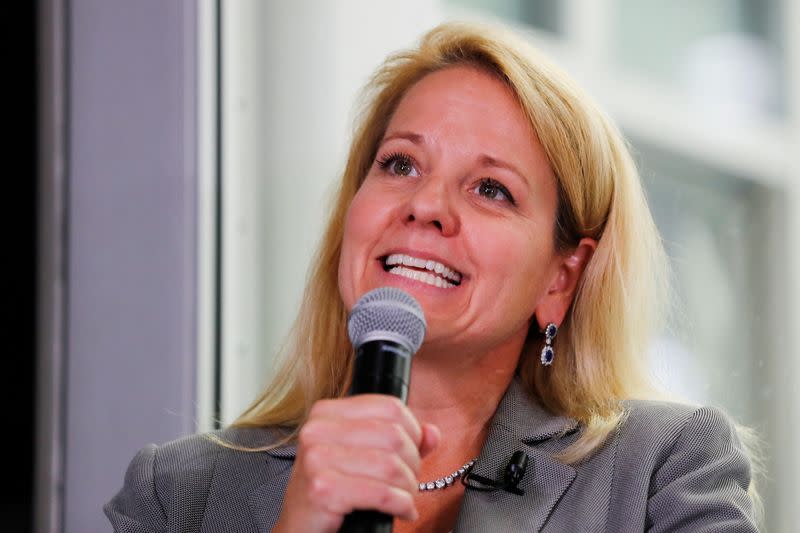 FOTO DE ARCHIVO. La presidenta y presidenta ejecutiva de SpaceX, Gwynne Shotwell, presenta a los primeros cuatro astronautas de la NASA asignados para volar a bordo de la nave espacial Crew Dragon SpaceX en la sede de SpaceX en Hawthorne, California, EEUU