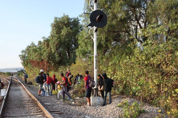 Hace años no se veía a tantos migrantes esperar el tren en esta zona del Estado de México, al menos desde 2015, cuando el entonces gobierno de Peña Nieto puso cerco al tren como una de las medidas del llamado ‘Plan Frontera Sur’ para contener la migración hacia Estados Unidos. 