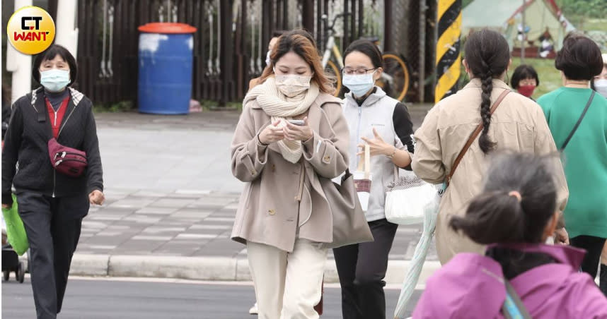 各地天氣仍偏冷。（示意圖／劉耿豪攝）