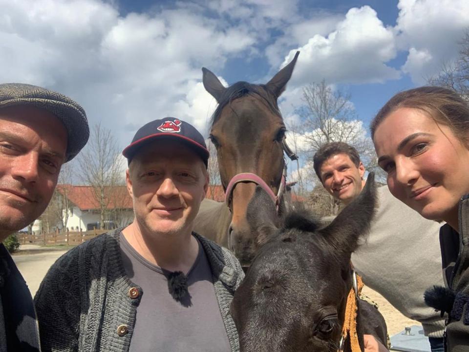 Prominente Besucher beim Promi-Paar auf dem Reiterhof (von links): Sebastian Bezzel und Simon Schwarz besuchen Thomas Müller und seine Gattin, die Dressurreiterin Lisa Müller vor den Toren Münchens. (Bild: BR/strandgutmedia GmbH/Benjamin Frank)