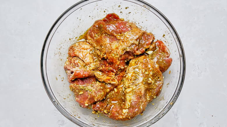 marinating steak in bowl