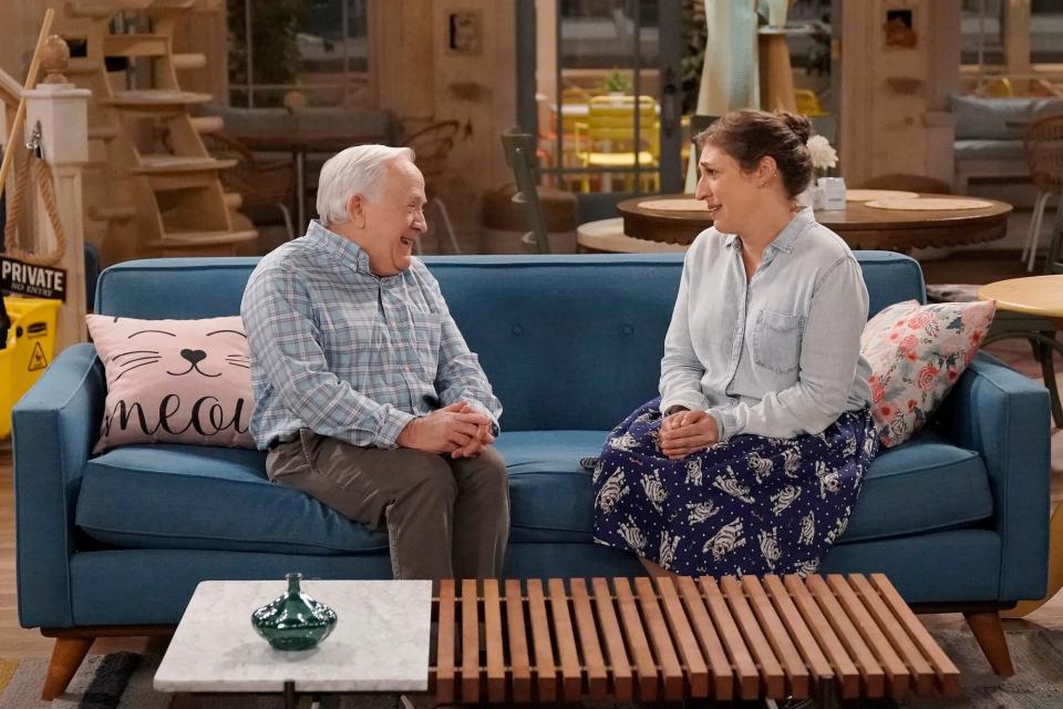 CALL ME KAT: L-R: Leslie Jordan and Mayim Bialik in the Call Me Flatch episode of CALL ME KAT airing Thursday, April 28 (9:01-9:31 PM ET/PT) on FOX. (Photo by FOX via Getty Images)