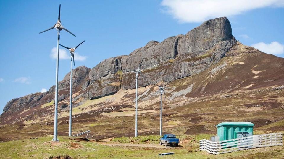 Eigg fue la primera comunidad del mundo en lanzar un sistema eléctrico fuera de red, alimentado por viento, agua y energía solar. (BBC)