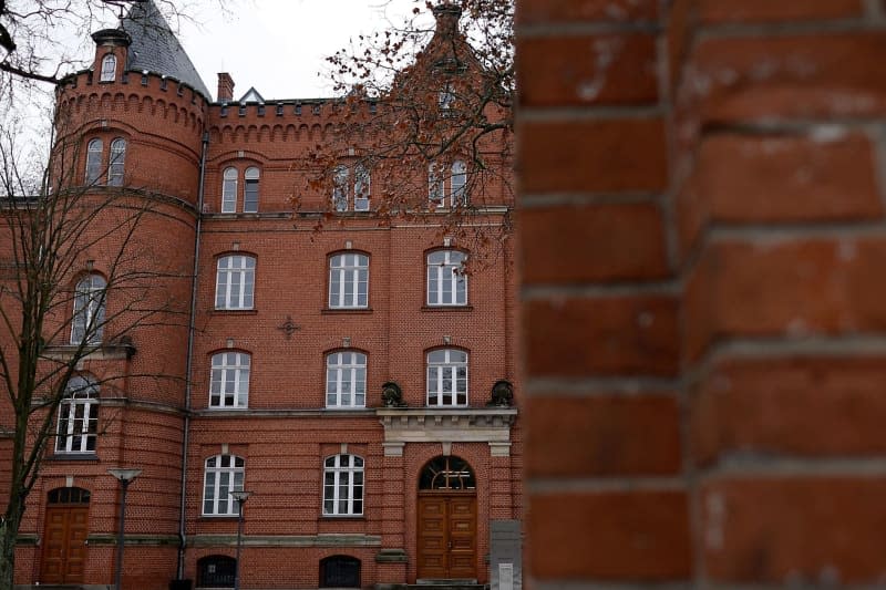 A sign next to the entrance indicates the location of the Public Prosecutor's Office at the Neuruppin District Court. Carsten Koall/dpa