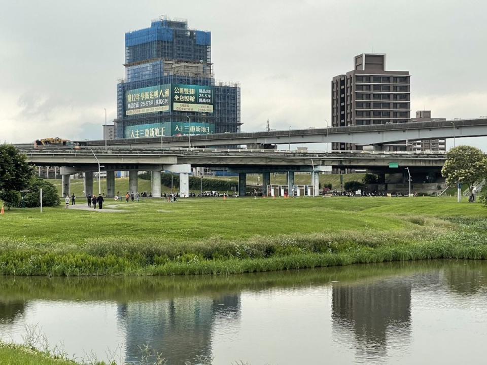 ▲長線來看，因短線投資客不在了，市場回歸基本面，房市將朝「短空長多」發展。