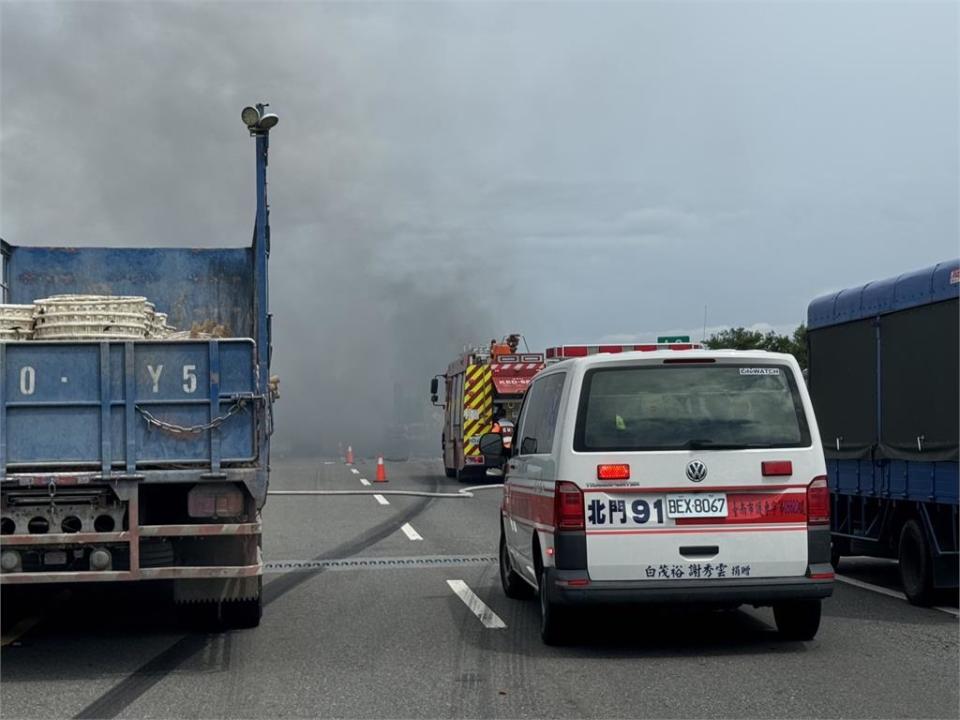 台84快速道路嚴重車禍　拖板車撞工程車陷火海　　1人一度OHCA