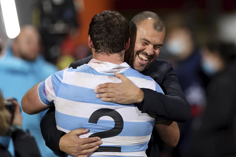 De entrenador a capitán, el sentido abrazo entre Michael Cheika y Julián Montoya una vez confirmada la hazaña