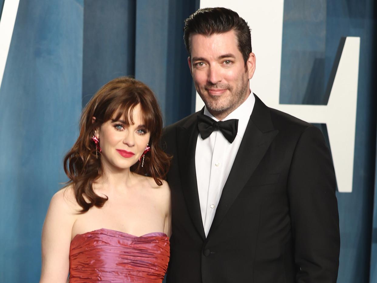 Zooey Deschanel and Jonathan Scott attend the 2022 Vanity Fair Oscar Party hosted by Radhika Jones at Wallis Annenberg Center for the Performing Arts on March 27, 2022 in Beverly Hills, California