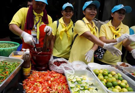 Volunteers deliver free food for rescue workers near the Tham Luang cave complex, where 12 schoolboys and their soccer coach are trapped inside a flooded cave, in the northern province of Chiang Rai, Thailand, July 7, 2018. REUTERS/Soe Zeya Tun