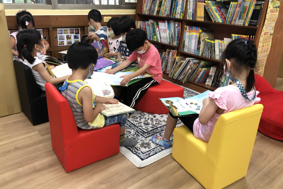 屏東縣民生國小附幼圖書區裡放置兒童沙發組，讓孩子可以舒服地坐好看書