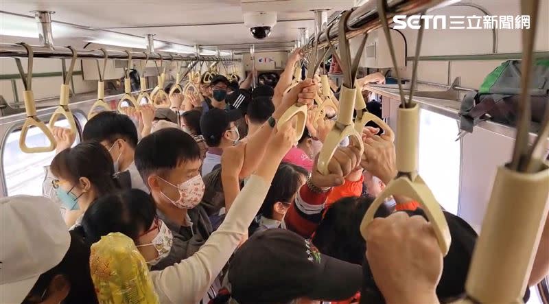 大甲媽回鑾車站又塞爆，整個車廂都是人潮一上車就動彈不得。（圖／民眾提供）