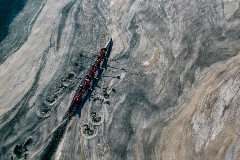 Los barcos que atraviesan el mar de Mármara tienen que navegar a través de este lodo verdoso, y algunos pescadores no pueden trabajar porque esta sustancia viscosa obstruye sus motores