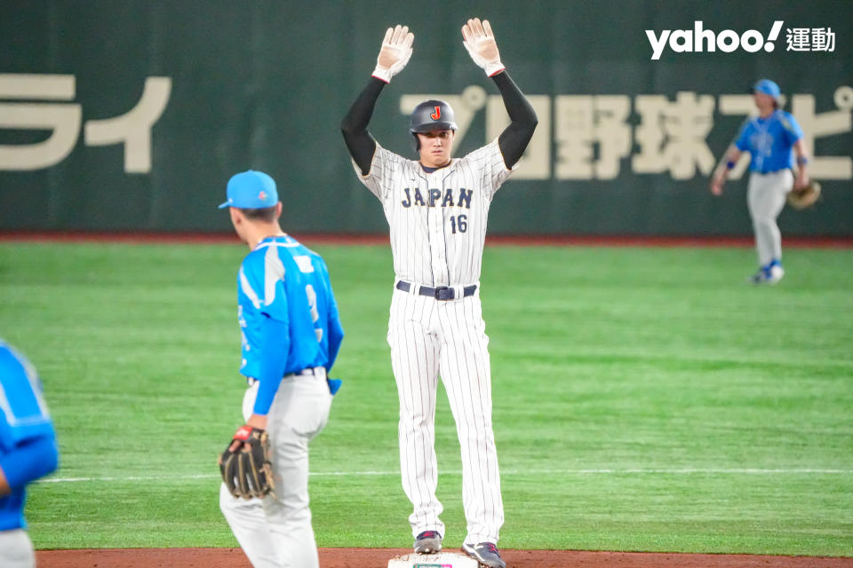 日本武士隊大谷翔平上二壘後雙手高舉看三壘指導教練下達戰術。（呂權紘／攝）（20230316）