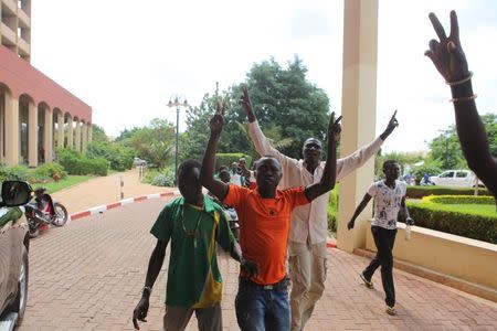 Anti-coup protesters shout slogans at the Laico hotel in Ouagadougou, Burkina Faso, September 20, 2015. REUTERS/Joe Penney