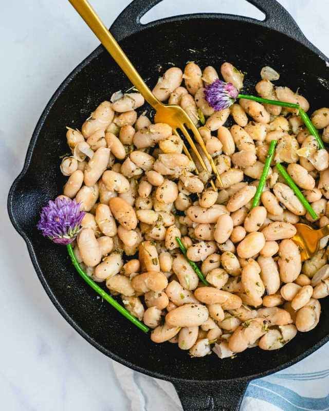 <p>A Couple Cooks</p><p>Make cannellini beans into a tasty side dish with this easy recipe! It’s packed with Mediterranean flavor and plant-based protein.</p><p><strong>Get the recipe: <a href="https://www.acouplecooks.com/cannellini-beans/" rel="nofollow noopener" target="_blank" data-ylk="slk:Easy Cannellini Beans;elm:context_link;itc:0;sec:content-canvas" class="link "><em>Easy Cannellini Beans</em></a></strong></p>