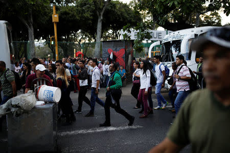 People walk on a street during a blackout in Caracas, Venezuela February 6, 2018. REUTERS/Carlos Garcia Rawlins