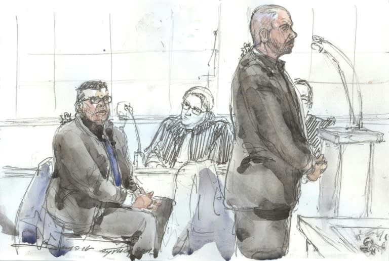 Croquis d'audience montrant les deux policiers accusés devant la cour d'assises de Paris du viol d'une touriste canadienne, le 14 janvier 2019 (AFP/Benoit PEYRUCQ)