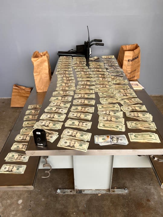 Mii de dolari în numerar au fost plasați într-o fotografie distribuită de biroul procurorului districtual Orange County pe 19 ianuarie 2024.