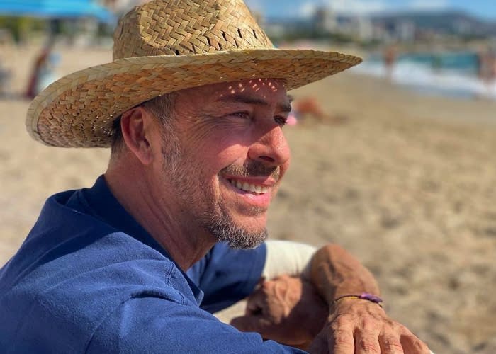 Nacho Palau con un sombrero disfrutando de la playa