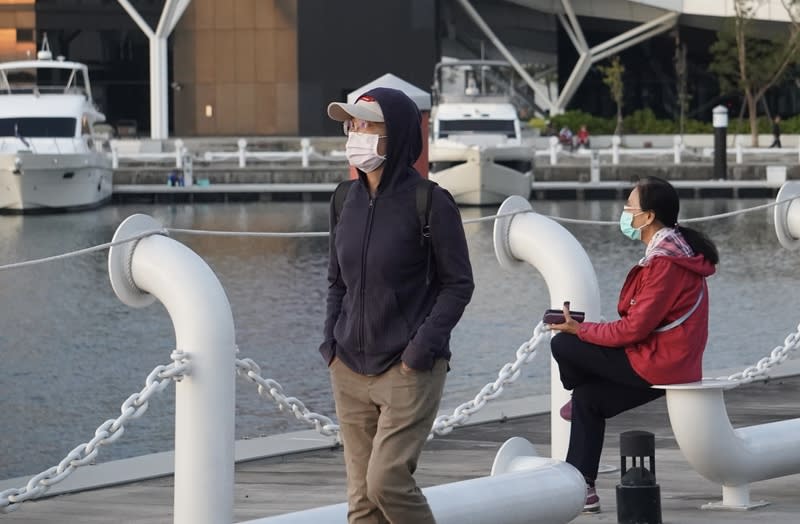 各地早晚涼  外出注意保暖（2） 中央氣象署5日表示，各地早晚低溫約攝氏17至20 度，北台灣白天仍涼，高溫約20至22度，南部及台東 26至29度，早出晚歸及南來北往請留意溫度變化。圖 為高雄市苓雅區民眾5日午後外出穿著外套禦寒。 中央社記者董俊志攝  112年12月5日 