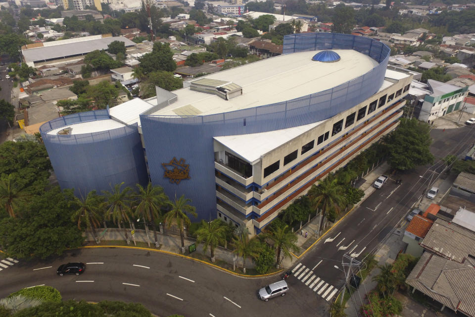 Esta foto del 4 de mayo de 2020 muestra una vista área de un inmueble que es utilizado como "centro de contención" para personas que fueron detenidas tras no haber cumplido una cuarentena obligatoria impuesta por el gobierno salvadoreño en San Salvador. (AP Foto/Salvador Meléndez)