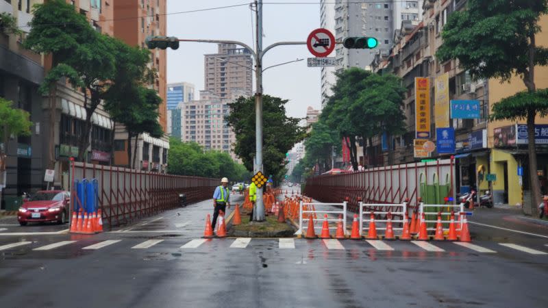 ▲捷運局昨日進場圍設大順一路段（龍勝路至龍德路）甲種圍籬，今日凌晨完成圍籬架設。（圖／高市府捷運局提供）
