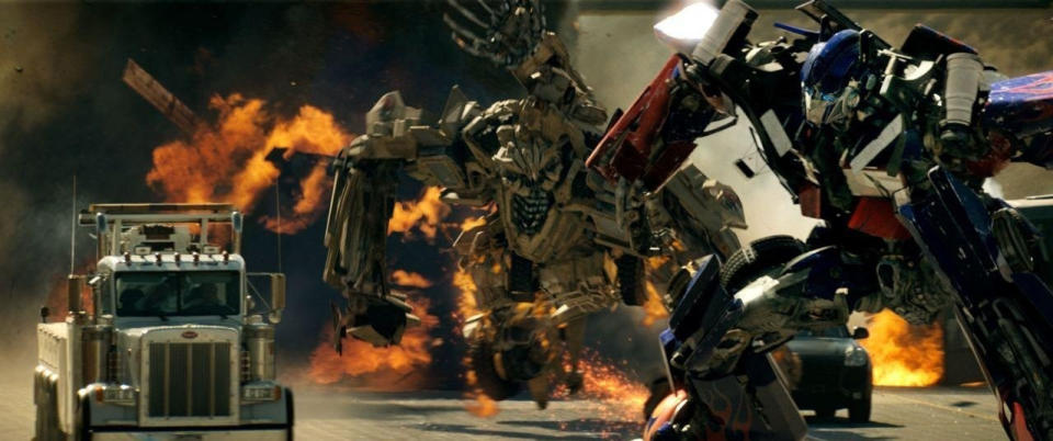 Actionspezialist Michael Bay schuf mit "Transformers" sein Meisterwerk. Bei dem Science-Fiction-Film um die Figuren des Spielzeugherstellers Hasbro können die Zuschauer unbesorgt ihren Kopf ausschalten. Die Handlung ist vernachlässigbar und nur ein Grund für die Formenwandler vom anderen Planeten, die Erde auf möglichst spektakuläre Weise in Schutt und Asche zu legen. (Bild-Copyright: ddp Images)