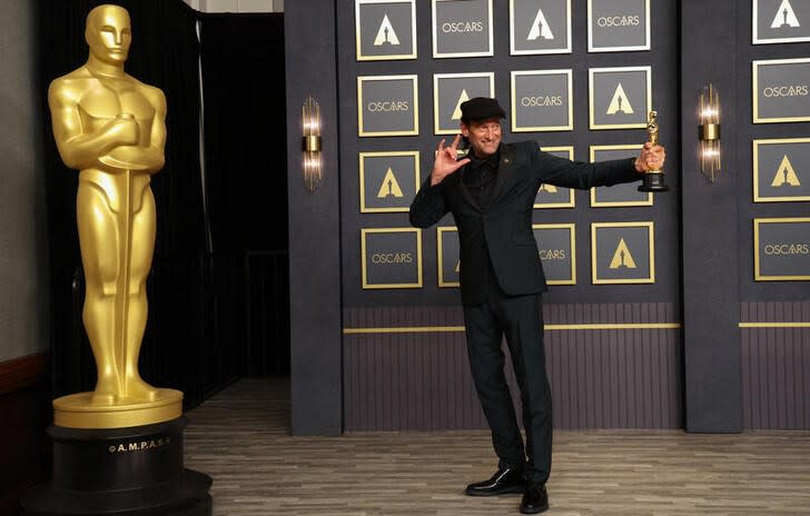 El actor Troy Kotsur, el primer actor sordo en ganar un Oscar en Hollywood como mejor actor de reparto por la película "CODA", posa junto a la estatuilla dorada durante los premios de la Academia en Los Ángeles. Marzo 27, 2022. REUTERS/Mario Anzuoni