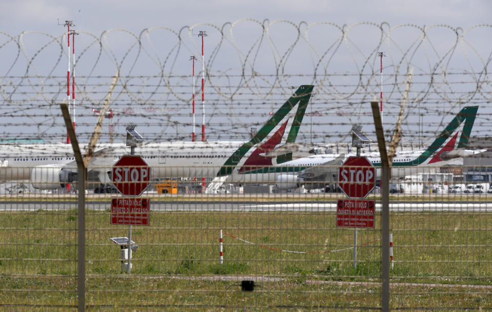 A las restricciones que impongan las autoridades a la hora de volar habrá que sumar el descenso de la demanda de viajeros debido al miedo a sufrir contagios en los aviones. (Foto: Xinhua / Getty Images).