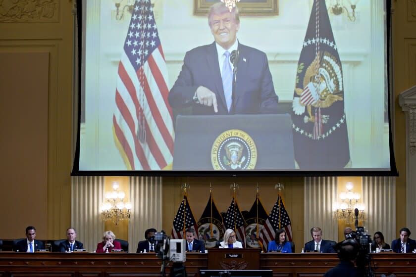 Se emite un video en el cual el presidente Donald Trump graba un mensaje el 7 de enero de 2021, durante la audiencia de la comisión legislativa investigadora del asalto al Capitolio, 21 de julio de 2022. (Al Drago/Pool via AP)