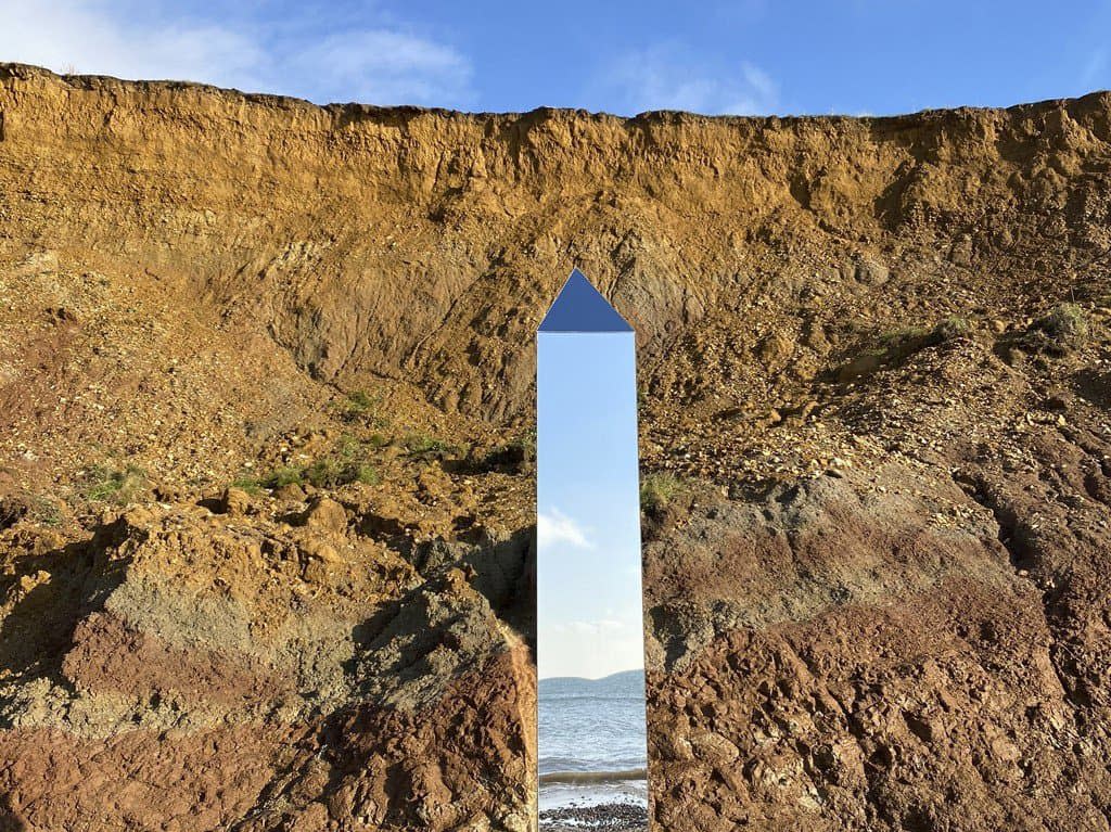 Un mystérieux obélisque en métal a été découvert sur une plage de l'île de Wight, au sud de l'Angleterre. - AlexiaRFishwick