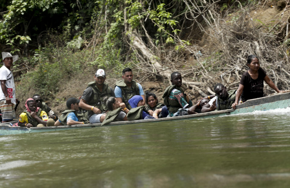 En esta imagen, tomada el 25 de mayo de 2019, migrantes viajan en un barco sobrecargado por el Río Tuquesa hacia Peñitas, desde Bajo Chiquito, en la provincia de Darién, Panamá. Después de hacer la caminata durante varios días desde Colombia, los migrantes que llegan a Bajo Chiquito, en Panamá, se sienten aliviados. Es un lugar para descansar, buscar sustento, comunicarse con sus seres queridos preocupados y recuperar fuerzas, pero todavía no están fuera de peligro: les espera una última travesía en bote o a pie. (AP Foto/Arnulfo Franco)