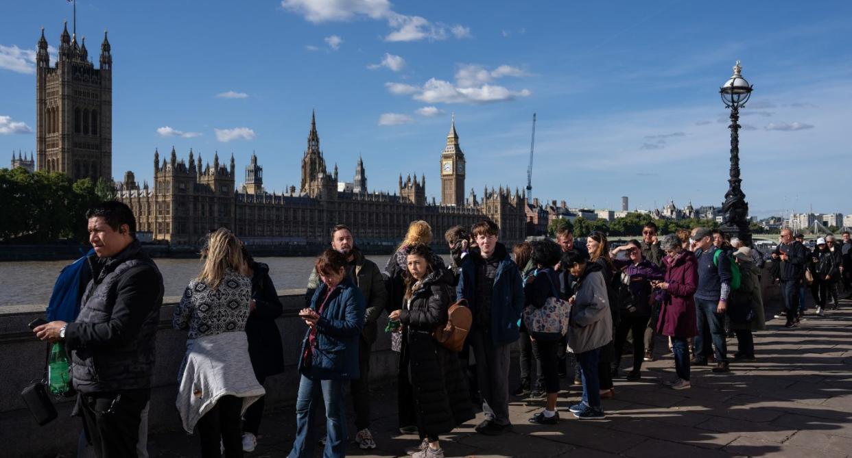 The queue of mourners waiting to see the Queen lying in state at Westminster Hall. (Getty Images)