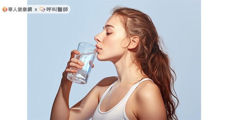 為了避免身體負擔，要少量、多次補水，每次飲水量不超過200cc，一小時內飲水不超過1000cc。