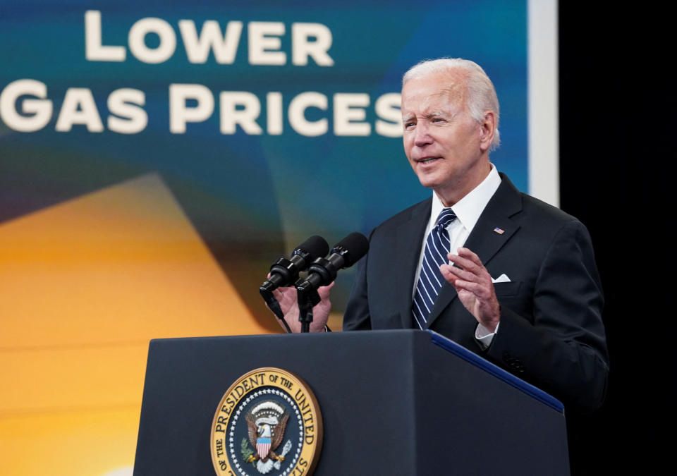 Le président américain Joe Biden appelle à une suspension de la taxe fédérale sur l'essence alors qu'il parle des prix de l'essence lors de remarques dans l'auditorium de la cour sud de l'Eisenhower Executive Office Building à la Maison Blanche à Washington, États-Unis, le 22 juin 2022. REUTERS/Kevin Lamarque