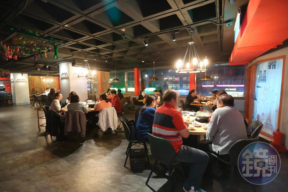 張永華新的火鍋樓川夜宴無二裝潢精緻，大空間裡只放20張桌子，用餐環境很寬敞。