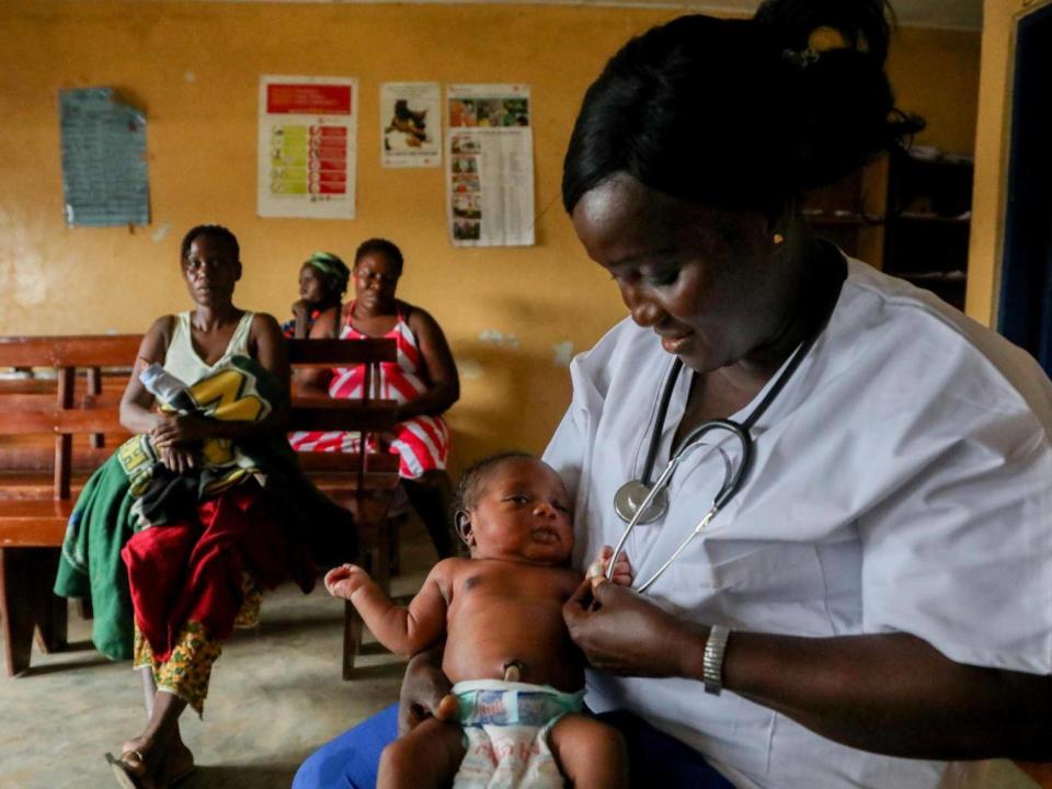 Alice Sumo holds two-day-old Alex at White Plains clinic near Monrovia, Liberia (Ben White/Save the Children)